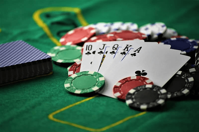 Những người chơi trong bàn bài Blackjack có thực sự ảnh hưởng đến bạn không?